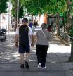 Una pareja de ancianos camina por la calle cogida de la mano, a 27 de julio de 2021, en Madrid, (España). La Seguridad Social destinó en el presente mes de julio la cifra récord de 10.202,29 millones de euros al pago de pensiones contributivas, lo que supone un 3,23% más que en el mismo mes de 2020.