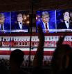 Clientes de un bar de San Antonio siguiendo el debate entre Trump y Harris