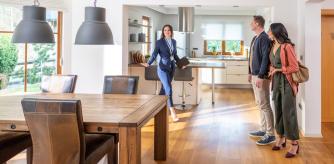 Un agente inmobiliario mostrando una vivienda a una pareja