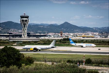 foto XAVIER CERVERA 16/06/2024 pista de despegue del aeropuerto de el prat de llobregat BCN con aviones de vueling, air europa (y garraf al fondo) barcelona