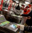 FOTO ALEX GARCIA T MOBILITAT. EMPIEZAN A DISPENSARSE LOS TITULOS DE LA T MOBILITAT DE CARTON EN LAS MASQUINAS DE VENTA DE BILLETES DE METRO Y TREN. ESTACION DE LA SAGRERA 2023/11/28