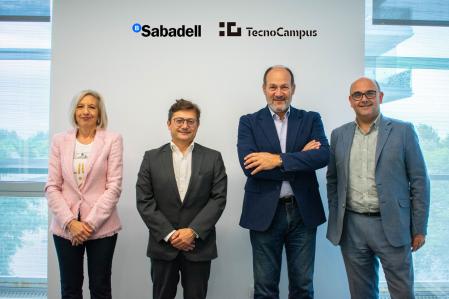 Representantes de Banc Sabadell y el TecnoCampus en la firma del acuerdo