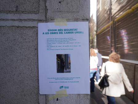 Los carteles del grupo de Junts haciéndose eco de las quejas de los vecinos de la calle Urgell