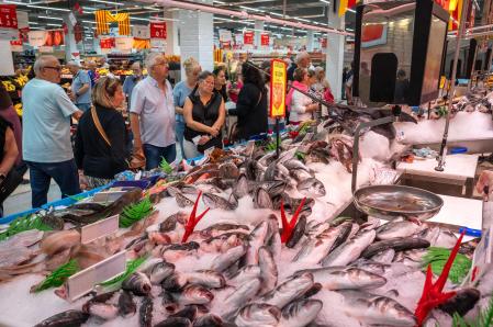 La pescadería del híper que Alcampo ha inaugurado este viernes en el centro comercial Espai Gironès de Salt.