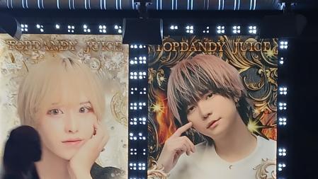 Una chica pasa por delante de carteles de gigolós en Kabukicho, Tokio