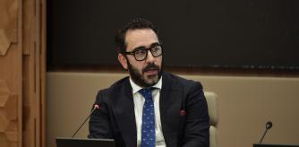 Sus pesadillas se han cumplido. Durante su interrogatorio, a puerta cerrada al estar en fase de instrucción, comenzó con una alusión al presidente del Gobierno, Pedro Sánchez. Según fuentes presentes en el interrogatorio, Aldama aseguró que fue el propio Sánchez quien quiso conocerle para agradecerle sus gestiones con el Gobierno mexicano. Se refería al encuentro que fue testimoniado con una fotografía publicada por El Mundo, en un acto electoral del PSOE, donde se podía ver a Sánchez y Aldama juntos. Desde el partido socialista lo situaron entre las múltiples instantáneas que se hace el presidente con personas, sobre todo militantes, que se lo piden.