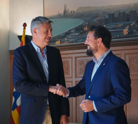 Xavier Garcia Albiol y Fernando Carrera en el despacho del alcalde .