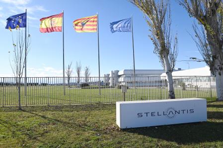 Cartel de la fábrica de Stellantis, a 10 de diciembre de 2024, en Figueruelas, Zaragoza, Aragón (España). Stellantis y la china CATL han anunciado este martes, 10 de diciembre, la creación de una 'joint venture' para la construcción de una planta de baterías de fosfato de hierro y litio (LFP) en Zaragoza, con una inversión de hasta 4.100 millones de euros. La fábrica, que se prevé que inicie su producción a finales de 2026 en la planta de Stellantis en la región aragonesa, podría alcanzar una capacidad de hasta 50 gigavatios/hora (GWh), en función de 