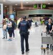 Un Mossos d'Esquadra en el aeropuerto El Prat Barcelona