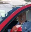 La oposición a Donald Trump, todavía desconcertada, parece haber dado con un nuevo símbolo en su lucha política. En el centro de esa diana, se encuentra Tesla, empresa de automoción eléctrica, que es la bandera del imperio de Elon Musk, el brazo arrasador del Gobierno Trump. El negocio está en caída libre desde el inicio de esta Administración y, además, las protestas e incluso los actos de vandalismo se repiten en sus establecimientos y sedes. Las acciones de Tesla han caído semana tras semana, y van siete, una vez que Musk se instaló en Washington. El valor no había registrado un descenso tan significativo en sus quince años de cotización.