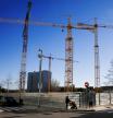 foto XAVIER CERVERA 27/12/2023 barrio residencial en distrito sants montjuic : construccion de viviendas privadas, y ya terminadas (edificio blanco) pisos publicos ,alquiler barato (VPO) en la marina del prat vermell, barcelona