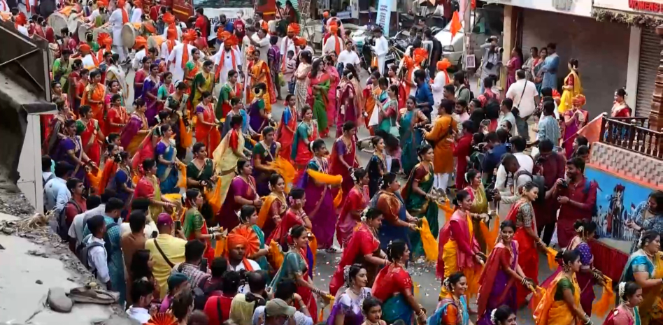Multitudinaria procesión en Bombay para celebrar el Gudi Padwa