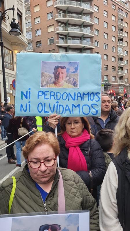 Una de las pancartas recordando a los fallecidos.