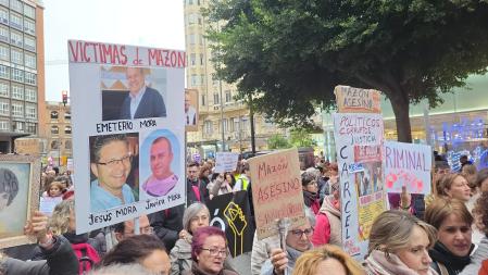 Pancartas con los rostros de los fallecidos en la cabecera de la quinta manifestación contra Carlos Mazón-