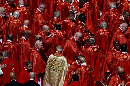 Los dolientes se reúnen en el funeral del Papa Francisco en la Plaza de San Pedro en la Ciudad del Vaticano.