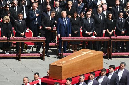 TOPSHOT - (1st ROW - L TO R) French President's wife Brigitte Macron, France's President Emmanuel Macron, Finland's President Alexander Stubb, US President Donald Trump and his wife Melania Trump, Estonia's President Alar Karis, Spain's King Felipe VI ans his wife Spain's Queen Letizia, Poland's President Andrzej Duda (C), Philippines' President Ferdinand Marcos Jr (R5) and his wife First Lady Liza Araneta Marcos (R4) observe the coffin of late Pope Francis during the funeral ceremony at St Peter's Square in The Vatican on April 26, 2025. (Photo by Isabella BONOTTO / AFP)