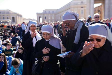 Monjas rezan en la plaza de San Pedro antes del funeral del papa Francisco en el Vaticano el 26 de abril de 2025.