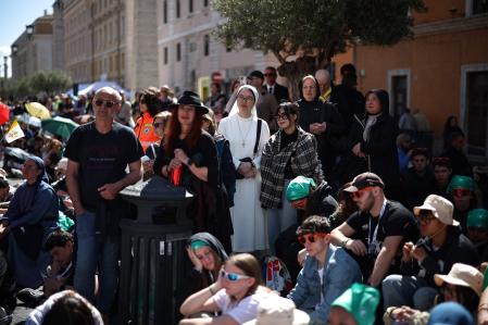 La gente se reúne en la Via della Conciliazione durante la ceremonia fúnebre del Papa Francisco, cerca del Vaticano en Roma.