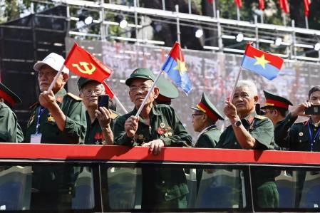 Los 350 veteranos, con banderas del partido y del Vietcong, han sido los más aplaudidos y los únicos con permiso para desfilar sentados, aunque pocos lo han hecho