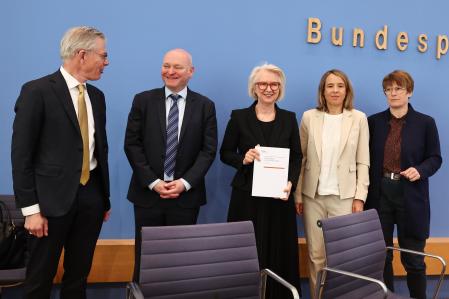 Berlin (Germany), 21/05/2025.- (L-R) Members of the German Council of Economic Experts Martin Werding, Achim Truger, chairwoman Monika Schnitzer, Ulrike Malmendier and Veronika Grimm pose during a press conference as the council presents its Spring Report 2025, in Berlin, Germany, 21 May 2025. The German Council of Economic Experts is a group of economists, also known as 'Five Sages', who are evaluating the economic policies of the German government. (Alemania) EFE/EPA/FILIP SINGER