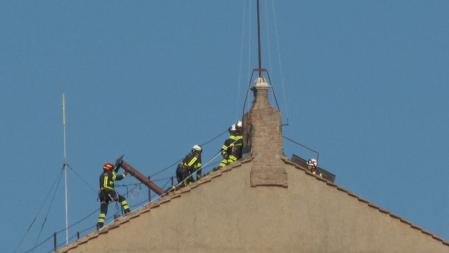Así es como el Vaticano instala la chimenea de la ‘fumata blanca’ para el cónclave