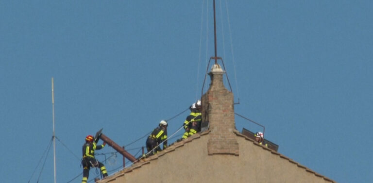 Así es como el Vaticano instala la chimenea de la ‘fumata blanca’ para el cónclave