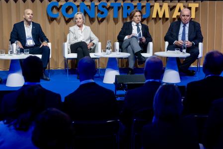 FOTO ALEX GARCIA CONSTRUMAT EN FIRA GRAN VIA. PROTAGONISMO DE LA VIVIENDA SOCIAL. MESA REDONDA CON EL PTE DE LA FERIA XAVIER VILAJOANA, MARTA VALL-LLOSERA, ALFREDO SANZ CIRMA Y MARIANO SANZ LORIENTE 2025/05/20