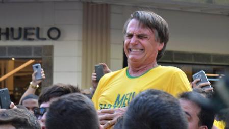 Momento del apuñalamiento de Bolsonaro en la campaña electoral de septiembre del 2018
