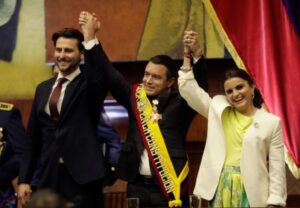 Daniel Noboa jura como presidente de Ecuador y se compromete a mantener la “guerra” contra el crimen organizado