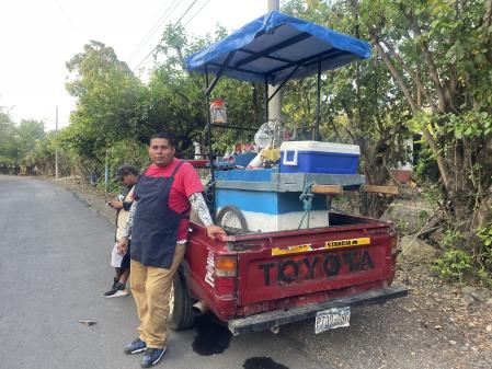 Santós Guzmán, vendedor de minutas en los alrededores de la mega cárcel