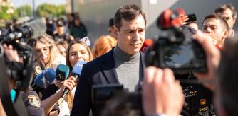 El hermano de Pedro Sánchez, David Sánchez, sale tras declarar en calidad de investigado en el Juzgado de Instrucción número 3 de Badajoz, a 25 de abril de 2025, en Badajoz, Extremadura (España). La jueza vuelve a llamar a declarar al hermano de Pedro Sánchez en el marco de la investigación que sigue por su contratación en la Diputación de Badajoz. También ha llamado a declarar en calidad de investigado al exasesor de Moncloa, Luis María Carrero, al diputado de Cultura de la Diputación de Badajoz, Ricardo Cabezas, y al director de la Diputación de Badajoz, Manuel Candalija.