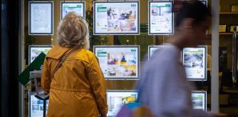 Una mujer consulta viviendas en una inmobiliaria