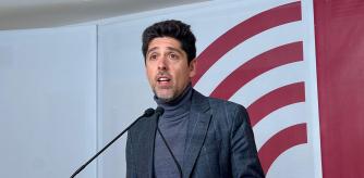 El portavoz de los Comuns en el Parlament, David Cid, en una rueda de prensa desde la sede del partido