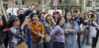TURISMO DE DIFERENTES RAZAS Y PAISES ALREDEDORES DE CASA BATLLÓ