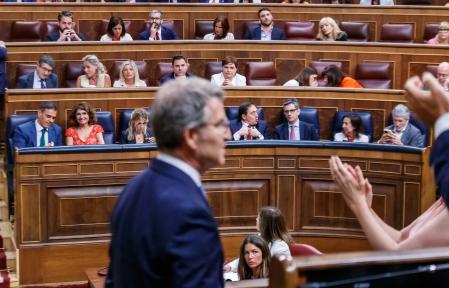El presidente del Gobierno, Pedro Sánchez, interviene durante una sesión extraordinaria en el Congreso de los Diputados, a 17 de julio de 2024, en Madrid (España). Pedro Sánchez presenta hoy las líneas fundamentales del Plan de Acción por la Democracia, también llamado plan de regeneración democrática. Se trata de un paquete de medidas que incluye cambios en la regulación de la publicidad institucional para limitar el dinero público que se destina a los medios de comunicación. Durante la sesión, también ha informado de las decisiones adoptadas por los líderes de los 27 en los Consejos Europeos que tuvieron lugar en los pasados 17 y 27 de junio.