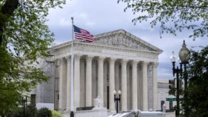 El Tribunal Supremo permite a Trump revocar la protección humanitaria de 500.000 inmigrantes