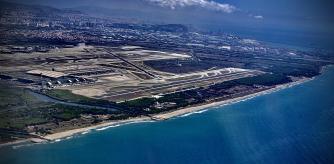 foto XAVIER CERVERA 29/07/2023 mar mediterraneo dsd avion despegue salido T2 del aeropuerto d el prat d llobregat BCN con barcelona ciudad al fondo