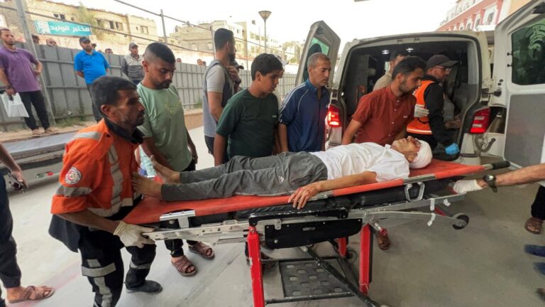 Israel ataca dos hospitales en Gaza y mata a un periodista palestino