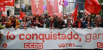 Con clara vocación global pero sin perder el foco de las reivindicaciones laborales necesarias a nivel nacional. Así han planteado los sindicatos mayoritarios y convocantes UGT y CCOO las manifestaciones del Primero de Mayo que, bajo el lema Proteger lo conquistado, ganar futuro, recorren hoy las calles de 80 ciudades. La más multitudinaria se ha desarrollado en Madrid desde las 12 de la mañana, a la que han acudido unas 50.000 personas según los sindicatos. La movilización en la capital ha estado encabezada tanto por Pepe Álvarez (secretario general UGT) como por Unai Sordo (secretario general de CCOO), además de las líderes madrileñas, Paloma López, Secretaria General de CCOO de Madrid, y Susana Huertas, secretaria general de UGT Madrid.