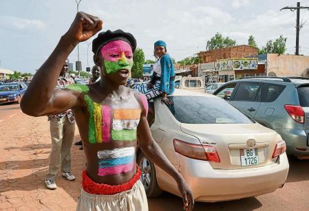 -FOTODELDIA- Níger (Niamey), 06/08/2023.- Un simpatizante de las fuerzas armadas con su cuerpo pintado con las banderas de Níger y Rusia durante un mitin en Niamey, Níger, el 06 de agosto de 2023, (emitido el 07 de agosto de 2023). Miles de partidarios de la junta se reunieron en un estadio para mostrar su apoyo al golpe militar antes de la fecha límite dada por la Comunidad Económica de los Estados de África Occidental (CEDEAO) para liberar y reinstalar al presidente Mohamed Bazoum, elegido democráticamente. EFE/ISSIFOU DJIBO