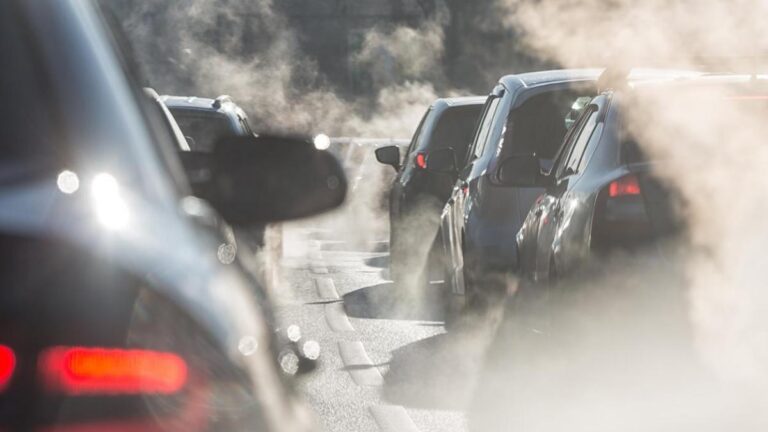 La UE da luz verde definitiva a retrasar a 2027 los objetivos de emisiones de CO₂ en coches