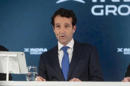 El presidente de Indra Group, Ángel Escribano, durante una rueda de prensa, en la sede de Indra, a 26 de febrero de 2025, en Madrid (España). Indra registró un beneficio neto de 278 millones de euros en 2024, lo que supone un incremento de casi el 35% en comparación con los 206 millones de euros del ejercicio anterior, según las cuentas presentadas por la compañía este miércoles, 26 de febrero. Asimismo, la empresa facturó 4.843 millones de euros, es decir, un 11,5% más que los 4.343 millones de euros del ejercicio anterior, mientras que su resultado neto de explotación (Ebit) cerró el curso pasado en 438 millones de euros, lo que supone un avance interanual del 26,2% en comparación con los 347 millones de euros de 2023.