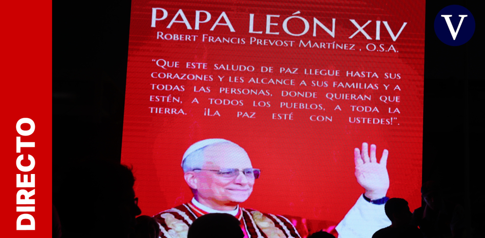 León XIV reza la oración del regina coeli desde un balcón de la basílica de San Pedro, en streaming