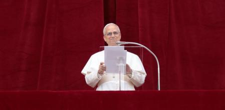 El papa León XIV dirige una oración de Regina Caeli desde el balcón central (Loggia delle Benedizioni) de la basílica de San Pedro. (Remo Casilli / Reuters)