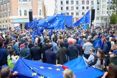 Decenas de personas durante la concentración en defensa de Europa y la democracia, en la Plaza de Callao, a 11 de mayo de 2025, en Madrid (España). Esta protesta está organizada por un numeroso grupo de personas de la cultura, la universidad y la comunicación, junto a distintas organizaciones de jóvenes, sindicales y sociales, para reclamar “más Europa y más integración” en positivo, ya que como ocurriera en Roma recientemente, han decidido pasar de las palabras a los hechos, cuando se celebra la Semana de Europa.