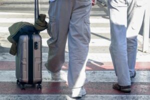 Los consumidores europeos denuncian a siete aerolíneas por cobrar equipaje de mano