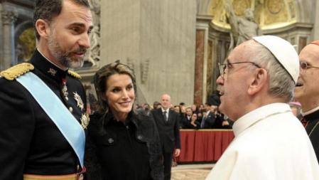 El papa Francisco saludando al príncipe Felipe y a la princesa Letizia, durante la misa solemne de inicio de su Pontificado en Ciudad del Vaticano, el 19 de marzo del 2013