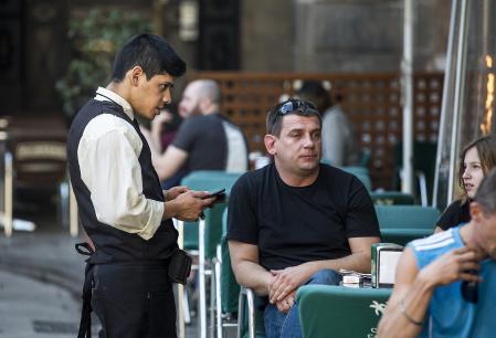 Fotografia de jovenes inmigrantes trabajando en Barcelona. Para Dinero , Economia. Inmigracion , trabajo , camarero . Barcelona, 06/11/2015. Foto: Luis Tato