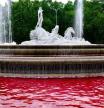 Activistas de Greenpeace tiñen de rojo el agua de la fuente de Neptuno en protesta por la guerra en la Franja de Gaza