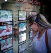 Mujer mira pisos en venta en Cerdanyola del Vallès